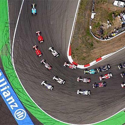 Los corredores toman la primera curva al inicio de la carrera.