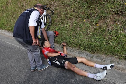 El ciclista italiano Diego Rosa, del equipo Arkea-Samsic, recibe ayuda tras una caída durante la 8ª etapa del Tour, el 5 de septiembre.