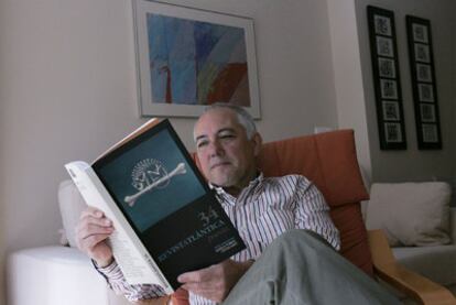 El director de <i>RevistAtlántica, </i>José Ramón Ripoll, con un ejemplar del número 34.