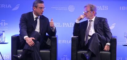 El gobernador saliente de Puerto Rico, Alejandro Garc&iacute;a Padilla, conversa con el presidente del Grupo PRISA, Juan Luis Cebri&aacute;n.