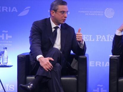 El gobernador saliente de Puerto Rico, Alejandro Garc&iacute;a Padilla, conversa con el presidente del Grupo PRISA, Juan Luis Cebri&aacute;n.