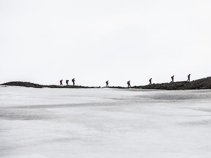 Expedición de científicos dirigiéndose al glaciar Collins, en la isla Rey Jorge, archipiélago de las Shetland del Sur.