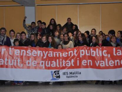 Encierro de alumnos contra los recortes en el instituto de Malilla (Valencia).