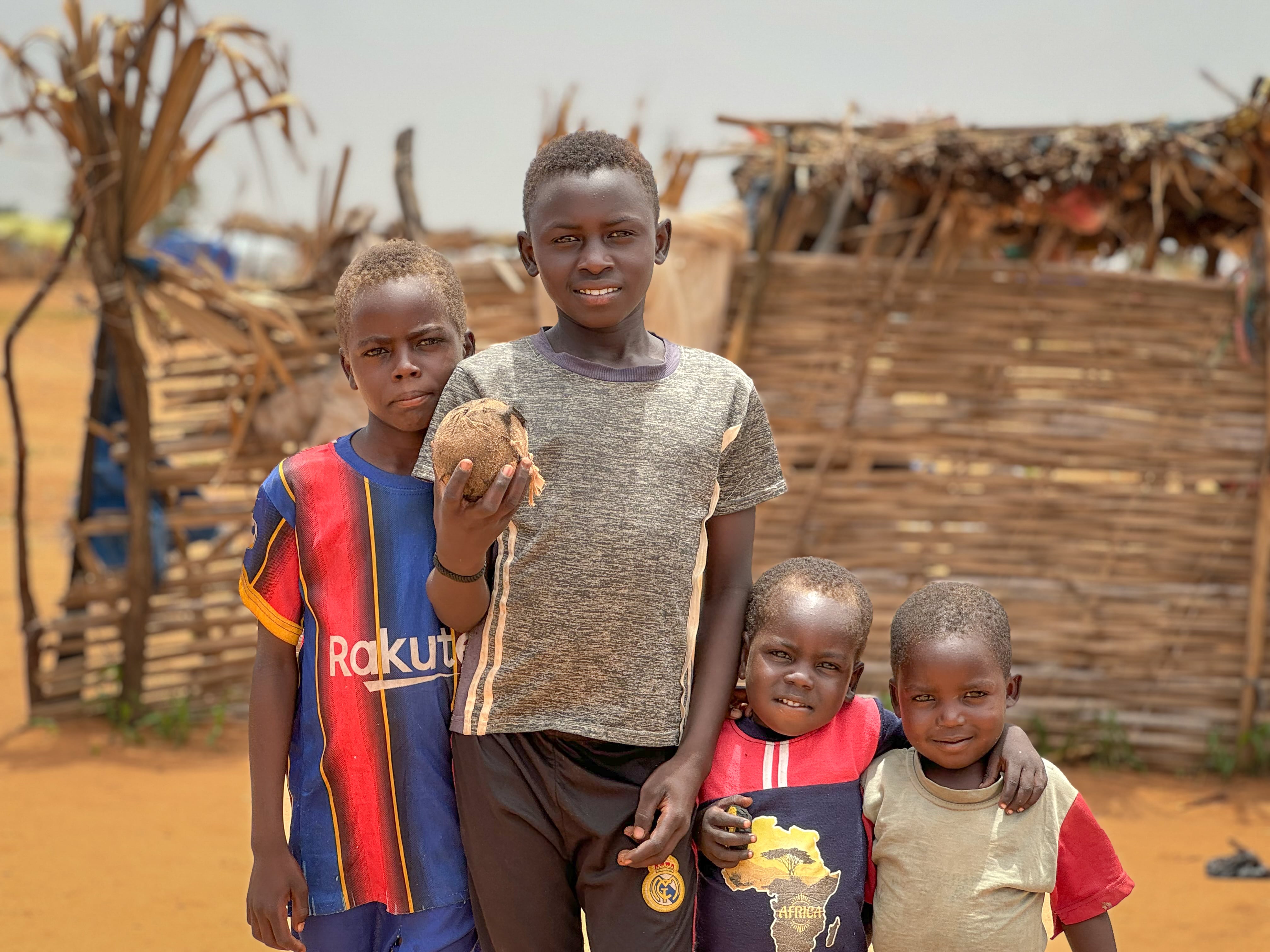 La vida de los niños sudaneses en el campo de Adré, sin escuela ni electricidad: “Al menos aquí no escuchamos disparos” 