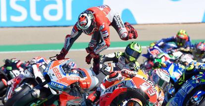 Jorge Lorenzo, cae al suelo en el GP de Aragón.