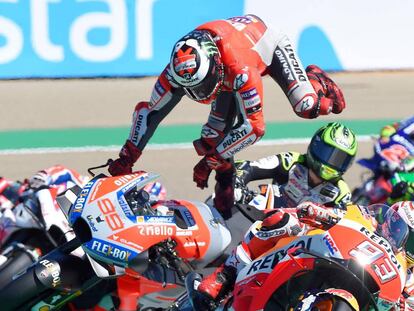 Jorge Lorenzo, cae al suelo en el GP de Aragón.