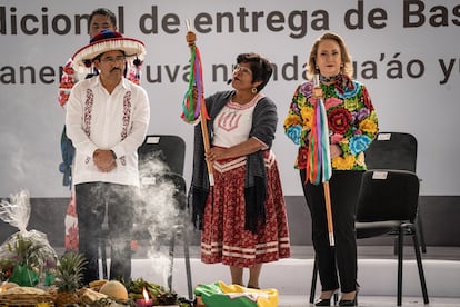 Hugo Aguilar Ortíz y Yasmín Esquivel Mossa reciben el bastón de mando.