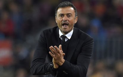 Luis Enrique grita com o time no jogo com o Eibar.