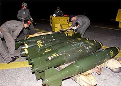 Miembros de la Fuerza Aérea transportan bombas de 225 kilos hacia los bombarderos en la base de Apiay.
