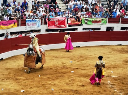 Manuel José Bernal, tras picar al cuarto toro; sobre el ruedo, botellas lanzadas por el público.