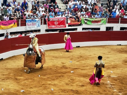 Manuel José Bernal, tras picar al cuarto toro; sobre el ruedo, botellas lanzadas por el público.