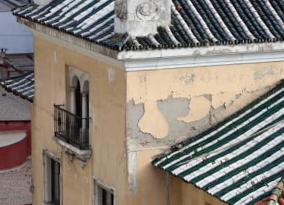 El mal estado del inmueble se aprecia en paredes y ventanas.