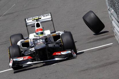 El Sauber del mexicano Sergio Pérez pierde una rueda.