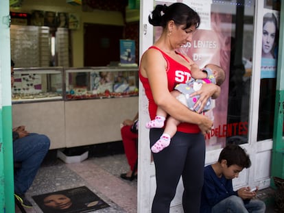 Irina Ricardo amamanta a su hija en Nuevo Laredo, México.