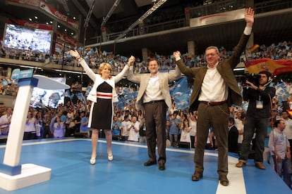 Esperanza Aguirre, Alberto Ruiz-Gallardón y el presidente del Gobierno, Mariano Rajoy, durante el acto de cierre de campaña para las elecciones municipales y autonómicas en el Palacio de los Deportes de Madrid, el 20 de mayo de 2011.