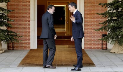 Rajoy recibe a Sánchez en La Moncloa el pasado 22 de diciembre.