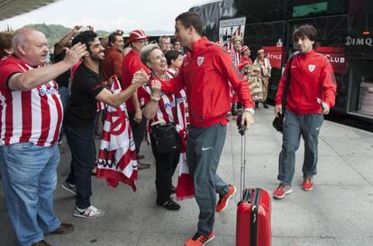 Seguidores del Athletic reciben a los jugadores en el aeropuerto de Loiu.