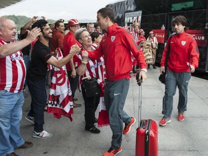 Seguidores del Athletic reciben a los jugadores en el aeropuerto de Loiu.