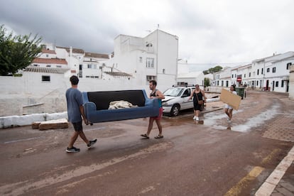 Varios vecinos trasladan muebles en Menorca tras la dana, este viernes.