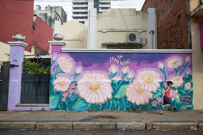 mural en el centro de Asunción en recuerdo a las niñas asesinadas el 2 de septiembre de 2020 por tiros del Ejército paraguayo