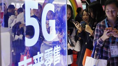 Unos usuarios utilizan sus dispositivos en la feria Internacional de Importaciones de China este mes.