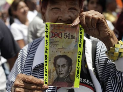 Una mujer protesta contra la pol&iacute;tica econ&oacute;mica del Gobierno, en febrero, en Caracas.