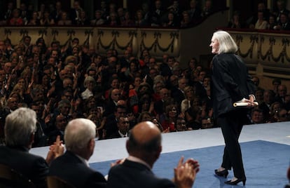 La socióloga holandesa Saskia Sassen (i) tras recibir de manos de don Felipe el Premio Príncipe de Asturias 2013 de Ciencias Sociales, durante la ceremonia de entrega de estos galardones, celebrada en el Teatro Campoamor de Oviedo.