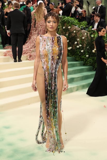 Rita Ora, con un original  'naked dress' hecho de flecos diseñado por Marni, que ha combinado con un peinado efecto mojado.