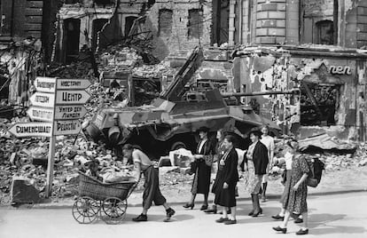 Un grupo de mujeres pasea por las ruinas de Berlín.