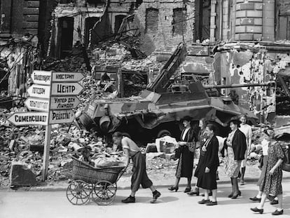 Un grupo de mujeres pasea por las ruinas de Berlín.