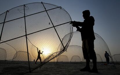Pescadores indios recogen las trampas de pesca durante el atardecer en el último día de la temporada en el puerto pesquero de Jumeirah en Dubái, Emiratos Árabes Unidos.