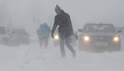 Fuerte nevada, este domingo en Kiev (Ucrania).