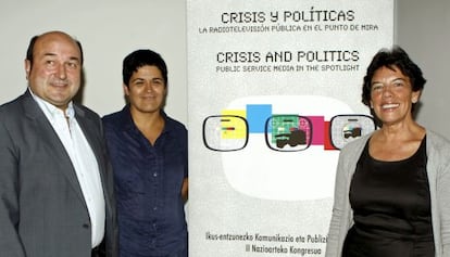 De izquierda a derecha, Andoni Ortuzar, Marian Betilarrangoitia e Isabel Cellá.