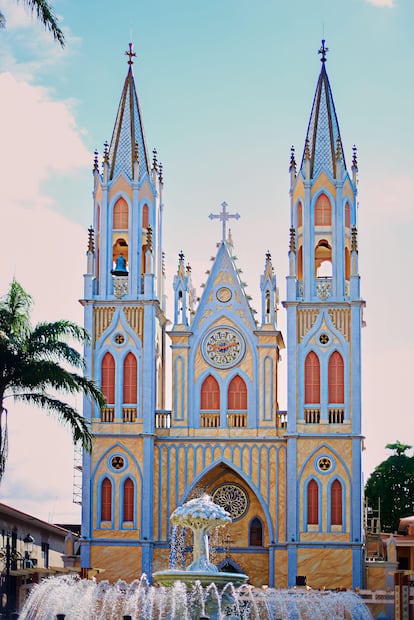 Isla de Bioko (Guinea Ecuatorial).
Bioko es la isla tropical por excelencia de África central. Se sitúa frente a la costa de Camerún, aunque forma parte de Guinea Ecuatorial. En el pasado su nombre fue Fernando Poo, cuando pertenecía a España, primero como colonia y luego como provincia. Su capital de entonces, Santa Isabel, se convirtió en Malabo, la capital guineana tras la independencia en 1968. Hoy combina los llamativos rascacielos de la ciudad petrolera moderna, al oeste, con la zona portuaria más antigua con su arquitectura colonial, al este.
Refugio de piratas hasta no hace demasiado, Malabo es un lánguido puerto tropical con una catedral neogótica (en la imagen) y algunas muestras de arquitectura colonial hispana. Pero lo más atractivo son los alrededores y la naturaleza de la isla. Aquí se conservan algunos de los hábitats de vida salvaje más importantes de África occidental y central y su interior, montañoso y cubierto de bosques, alberga el volcánico Pico Basilé (3.012 metros). Los bosques del interior, llenos de primates por los que Bioko es famosa, solo se ven interrumpidos de vez en cuando por pequeños pueblos. Los tramos sur y oeste de la isla en particular tienen un aire de territorio remoto y salvaje y en la cosa suroeste, las playas y los miradores de Luba permiten sentir que uno se encuentra fuera del mapa. En Ureca, donde la selva tropical se encuentra con el mar, la gran atracción son las tortugas marinas que anidan en la playa.
