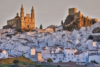 Los callejones, las pequeñas plazas, las fachadas señoriales de la calle Llana, la convivencia de mansiones solariegas con arquitectura popular. Olvera (Cádiz) se retuerce, irregular, llena de recodos y recovecos, en torno a su castillo árabe del siglo XII, de trazado triangular, elevado sobre una peña, que conserva muros, torreones y la Torre del Homenaje.