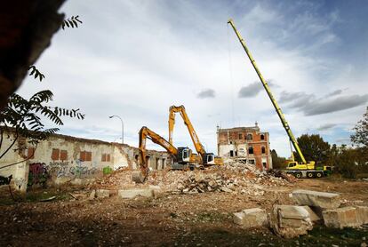 Derribo del Cuartel del Batallón de Zapadores de Campamento (Madrid) en los terrenos de la Operación Campamento.