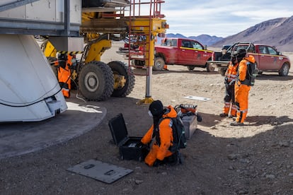 El grupo de operadores de antenas satelitales trabajan en el engranaje de la reubicación de la antena satelital.