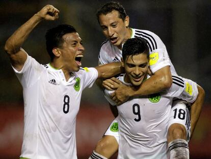 Los jugadores de M&eacute;xico durante el partido contra El Salvador