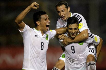 Los jugadores de México durante el partido contra El Salvador