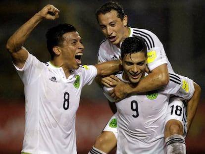 Los jugadores de M&eacute;xico durante el partido contra El Salvador