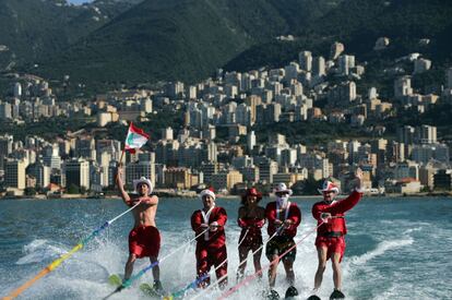 Miembros de un club de esquí acuático libanés celebran la llegada de la Navidad esquiando disfrazados de Papá Noel en la bahía de Jounieh, al norte de Beirut, Líbano.