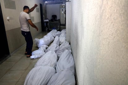 Varios cadáveres de víctimas de los ataques aéreos israelíes, en un pasillo de un hospital de la ciudad de Gaza, este domingo. 