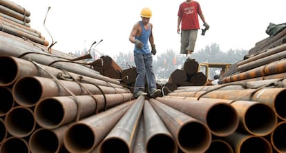 Dos trabajadores chinos en una empresa de acero.