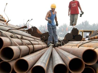 Dos trabajadores chinos en una empresa de acero.