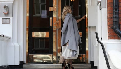 Pamela Anderson, en la embajada de Ecuador en Londres, para visitar a Julian Assange.