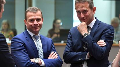 El ministro finlandés de Finanzas, Petteri Orpo, a la izquierda, con el de Dinamarca, Kristian Jensen, en Bruselas.