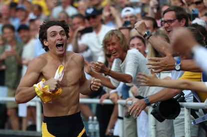 Duplantis celebra la puntuación con la que ha batido el récord mundial este domingo.