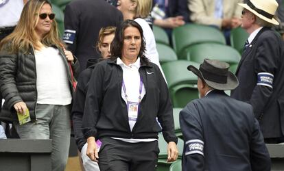 Conchita Martínez, capitana de los equipos de Copa Davis y Copa Federación de España, llega al partido de semifinales del torneo de Wimbledon entre su pupila, la española Garbiñe Muguruza y la eslovaca Magdalena Rybarikova.