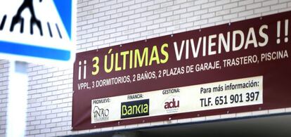 Cartel de venta de viviendas en un edificio de Valdebebas, Madrid.