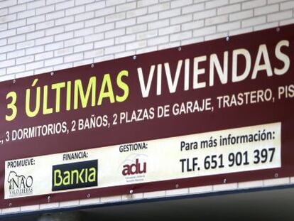 Cartel de venta de viviendas en un edificio de Valdebebas, Madrid.